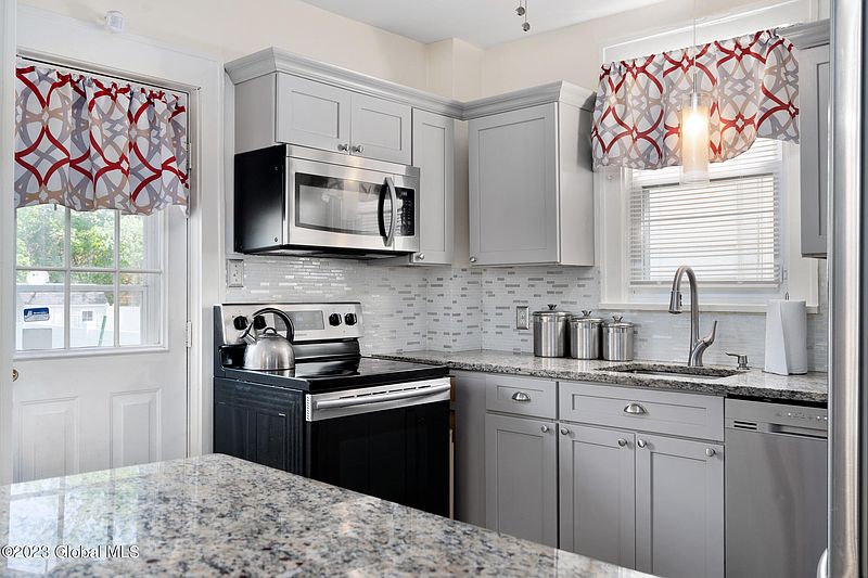 3rd image of 9 Mapleridge Avenue