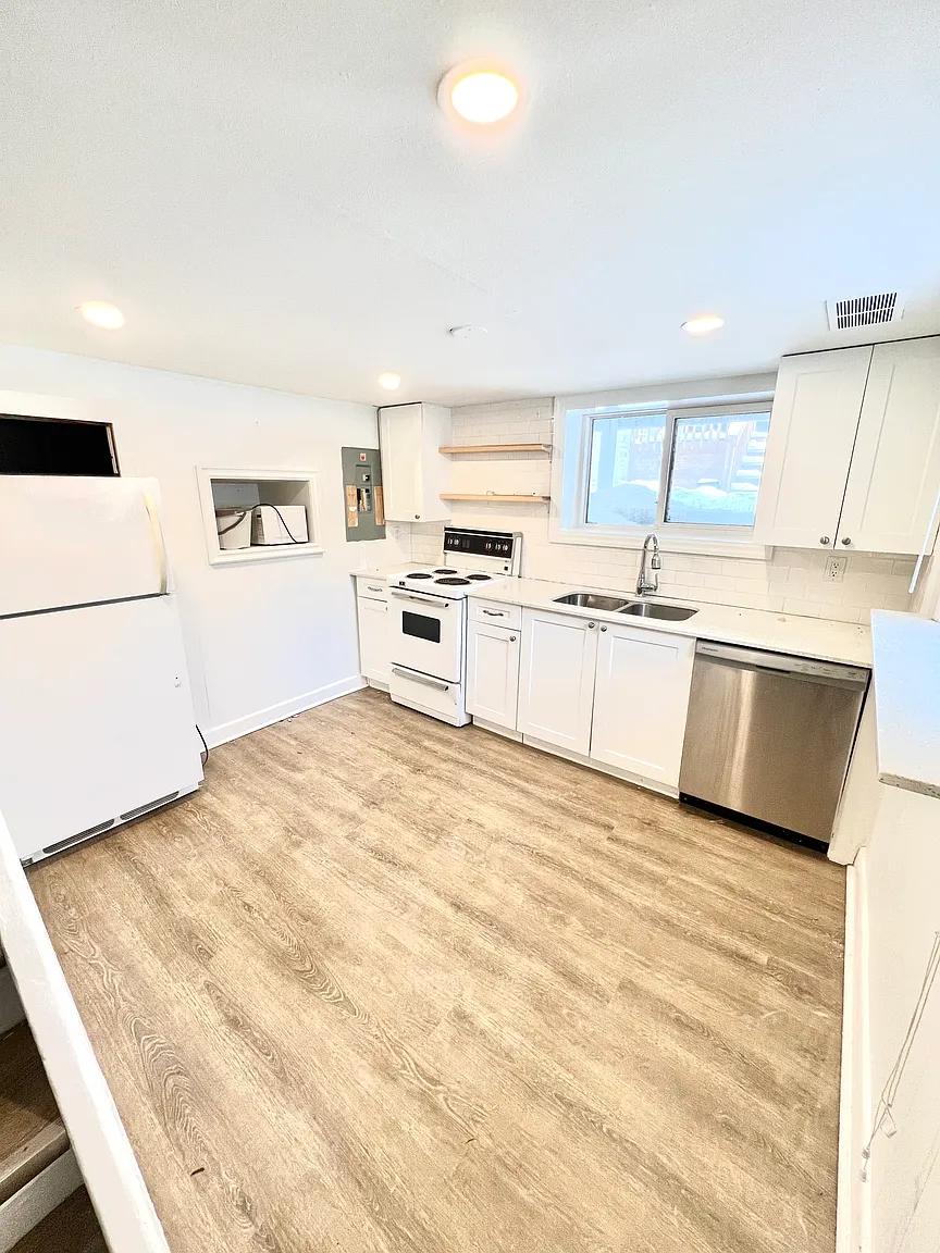 892 Queens Ave #2 photo 1