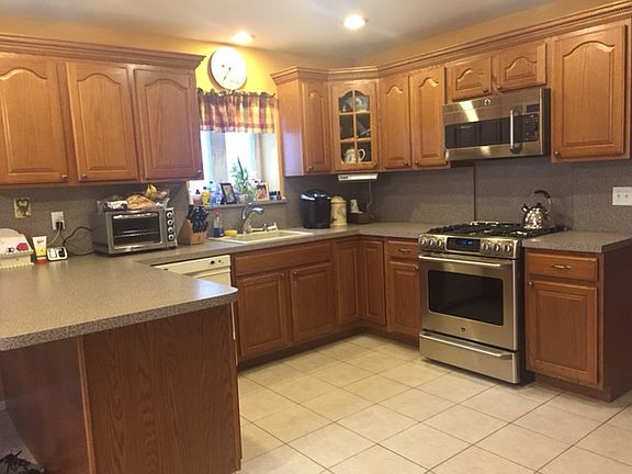 5th image of 1081 Sheldon Ave