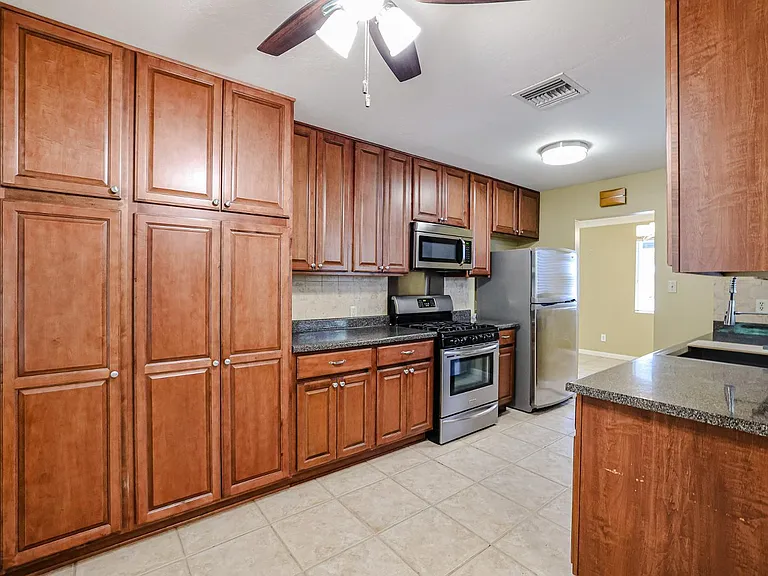 1005 E Cavalier Dr — Photo 9