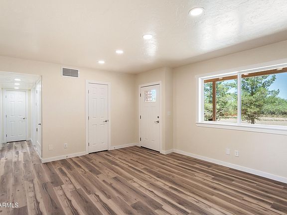 5th image of 2061 N LAUREL Place
