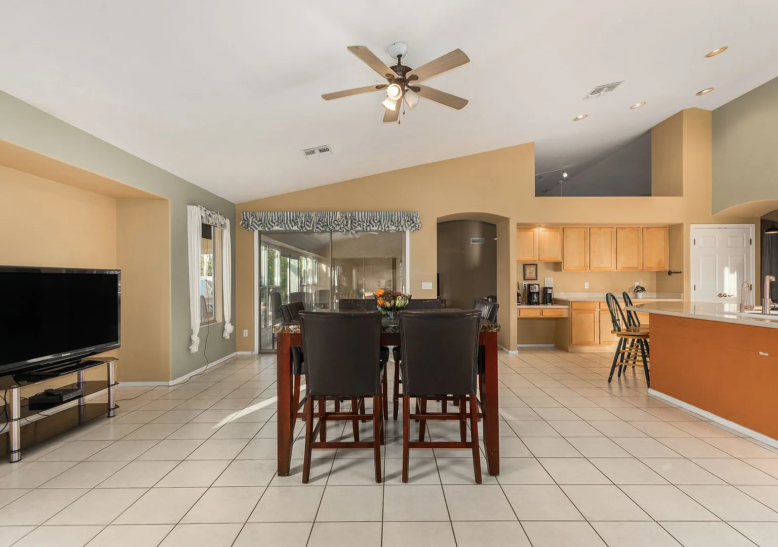 Spectacular 5 Bdrm Home, Offers Solar Electric! — Photo 2