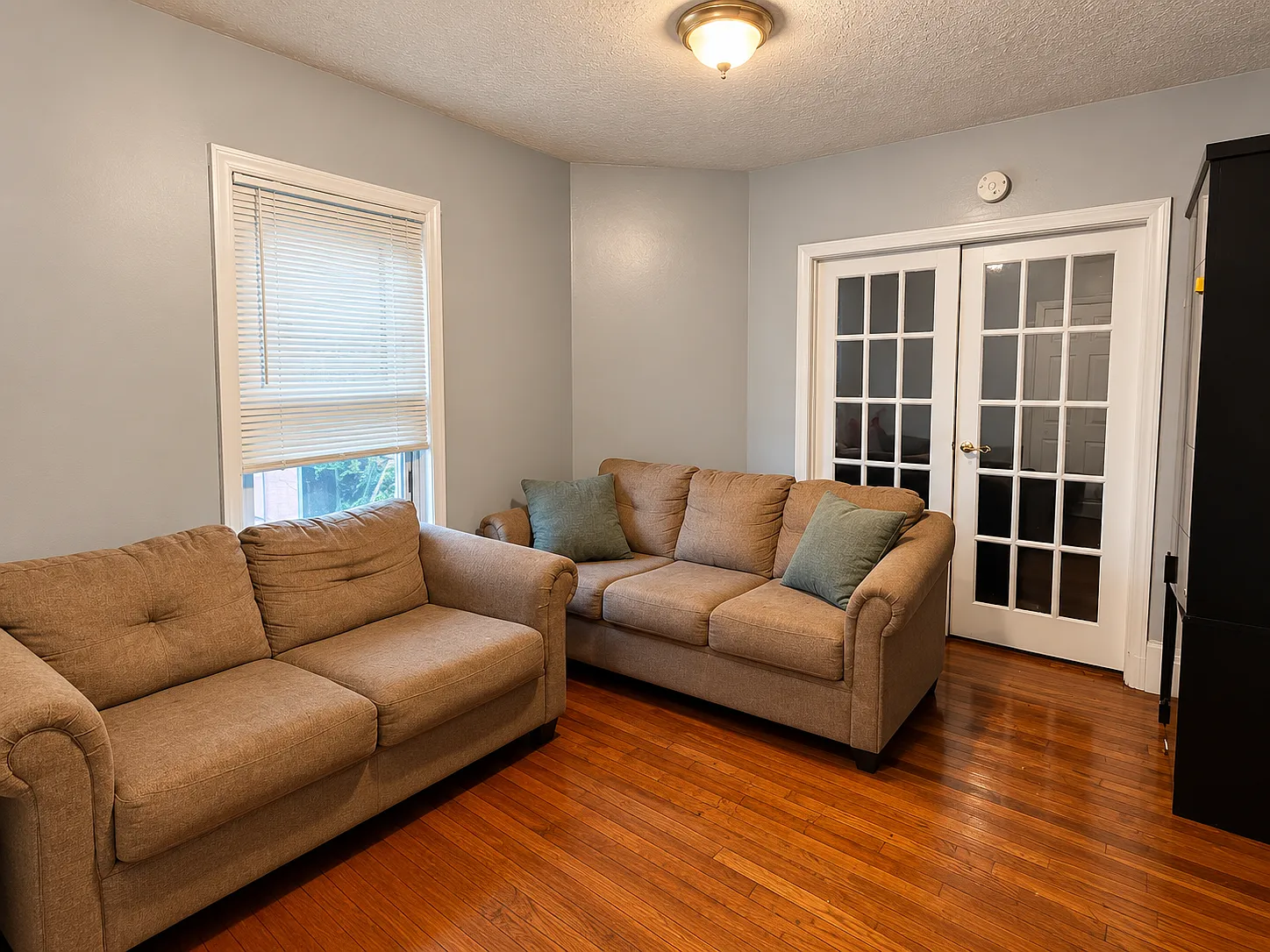 3 bed, 900 sqft, $2,800 — Photo 3