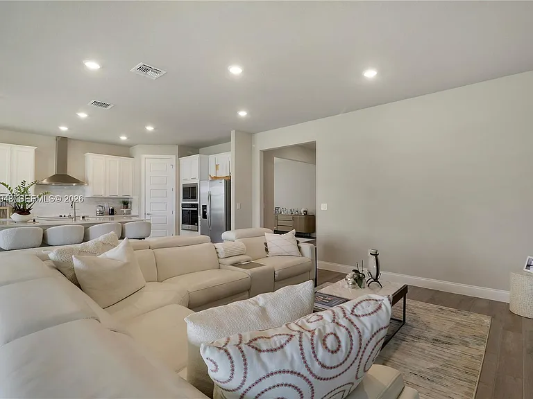 6489 NW Cloverdale Ave — Photo 5