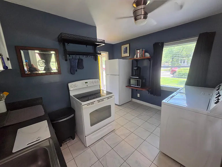 2718 Ashton St — Photo 3