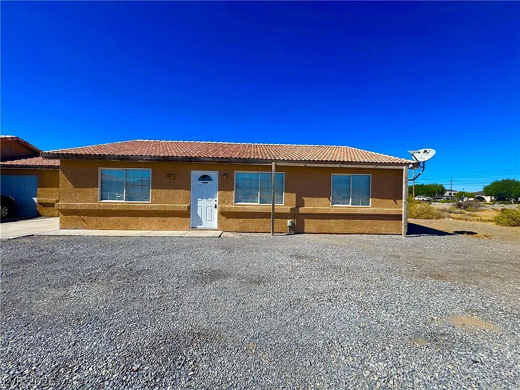 3 bed, 2.0 bath, 3960 sqft, $1,400 — Photo 1