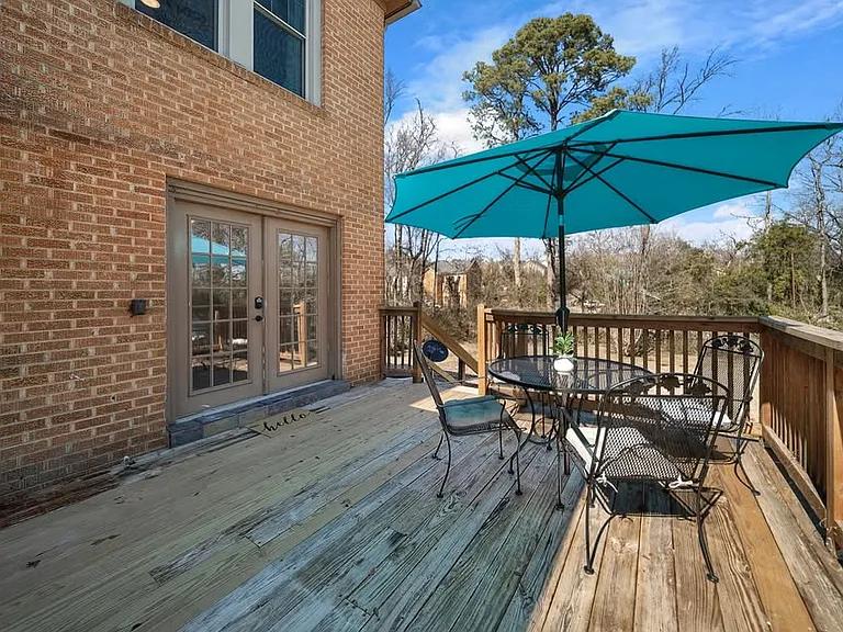 210 E Dobbs St — Photo 8