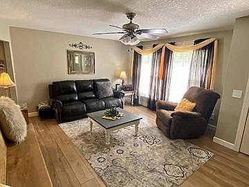 2nd image of 601 W Lakeview Dr