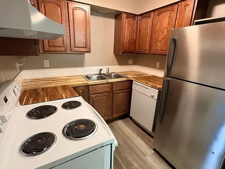 1318 W Mallon Ave — Photo 1