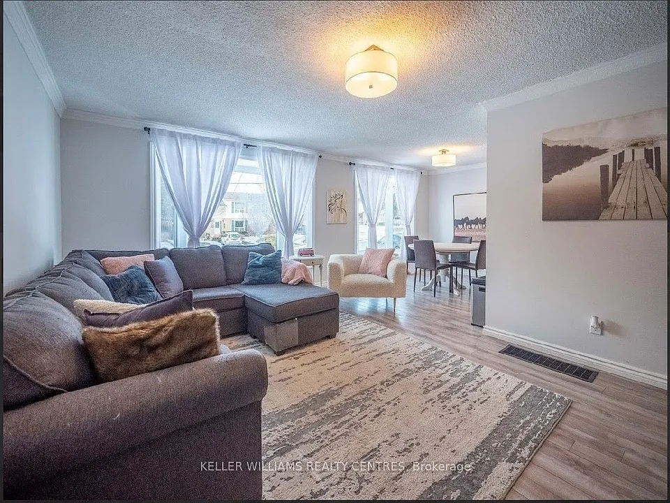 807 Greenfield Cres #UPPER
