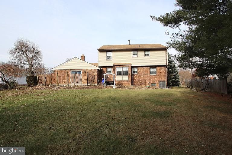 2nd image of 18525 Queen Elizabeth Dr