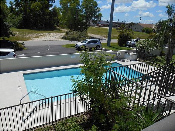 4th image of 919 SE 8th Ter APT 12