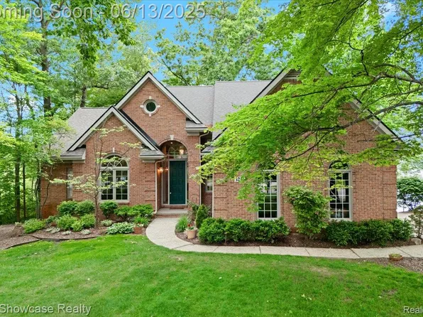 3241 Governors Ln, Commerce Township, MI 48390