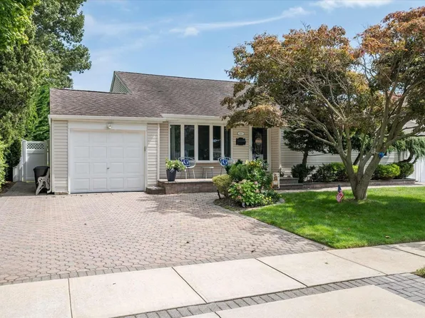 379 Grand Boulevard, Massapequa Park, NY 11762