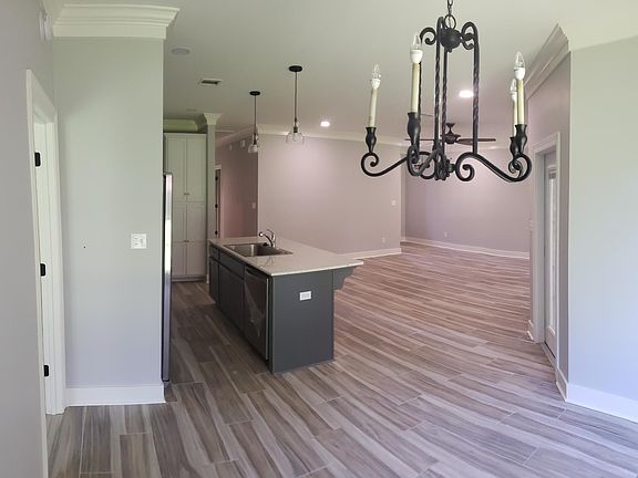 5th image of 102 Lyons St