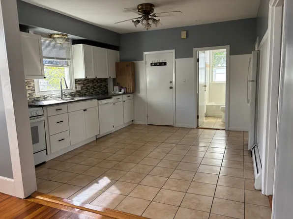 16 Sherwood St Floor 2, Cranston, RI 02920