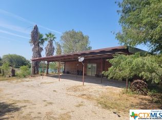 562 County Road 112, Floresville, TX 78114