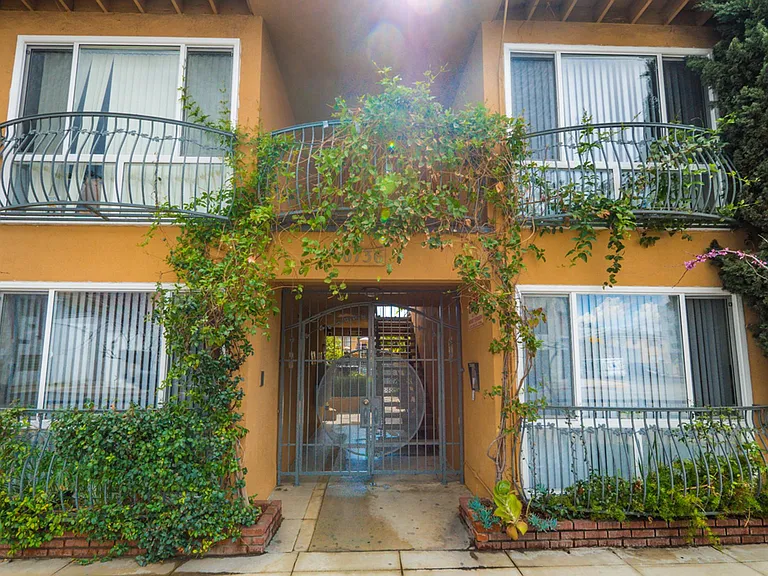 10736 Magnolia Blvd — Photo 2