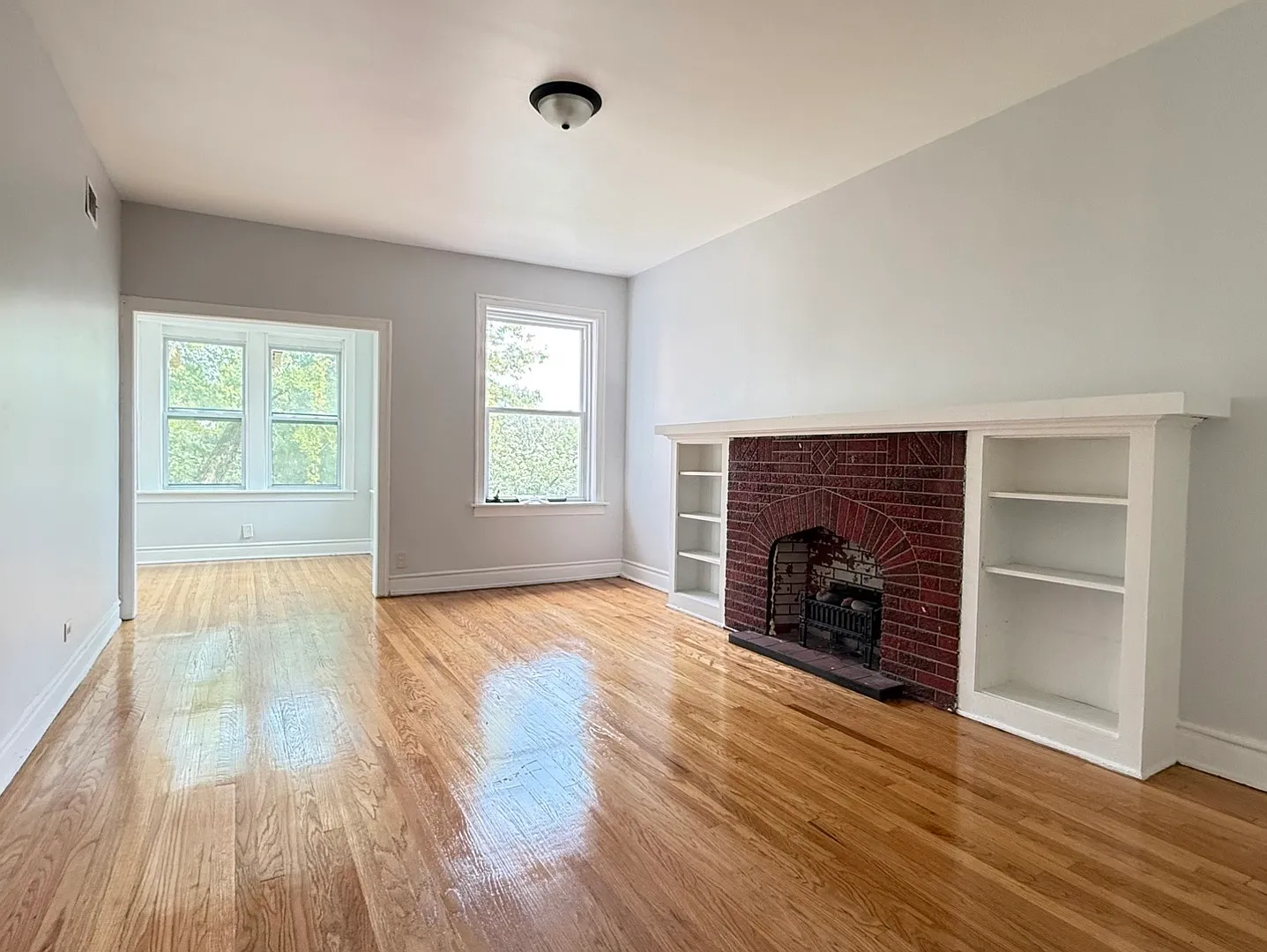 3 bed, 1000 sqft, $1,600 — Photo 2