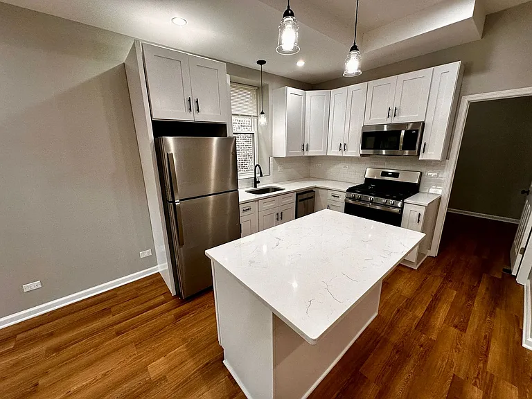 Amazing 4-bed Duplex by UIC — Photo 16