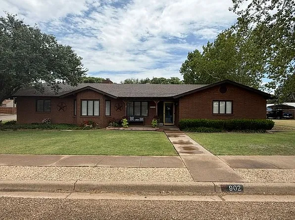 902 W 6th St, Idalou, TX 79329