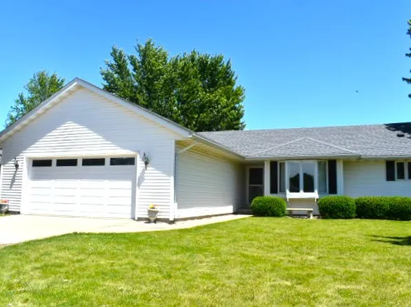 2612 Meadow Dr, Sterling, IL 61081