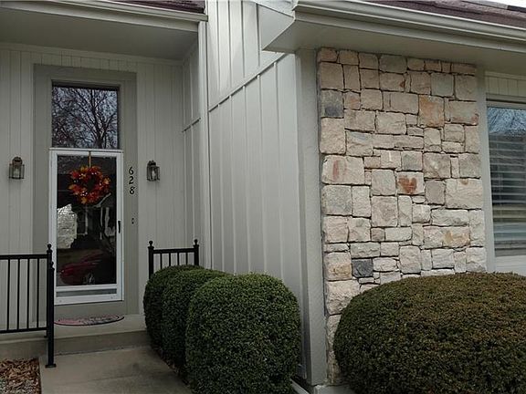 2nd image of 628 NE Saint Andrews Cir