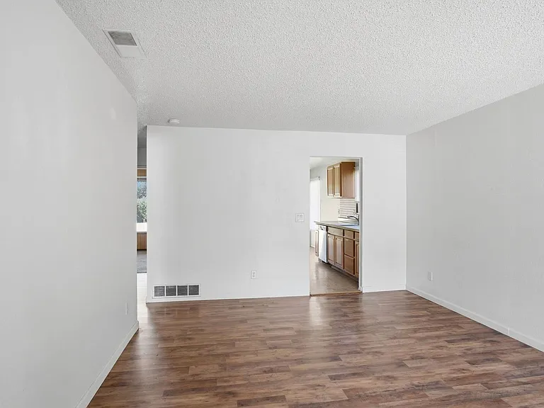 912 Feather Dr — Photo 3