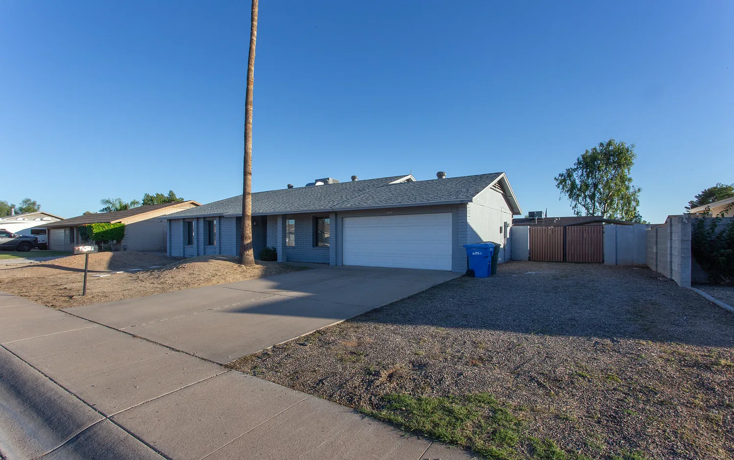 2217 W Topeka Dr — Photo 1