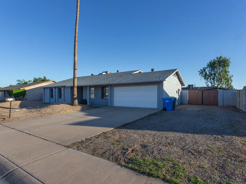 2217 W Topeka Dr