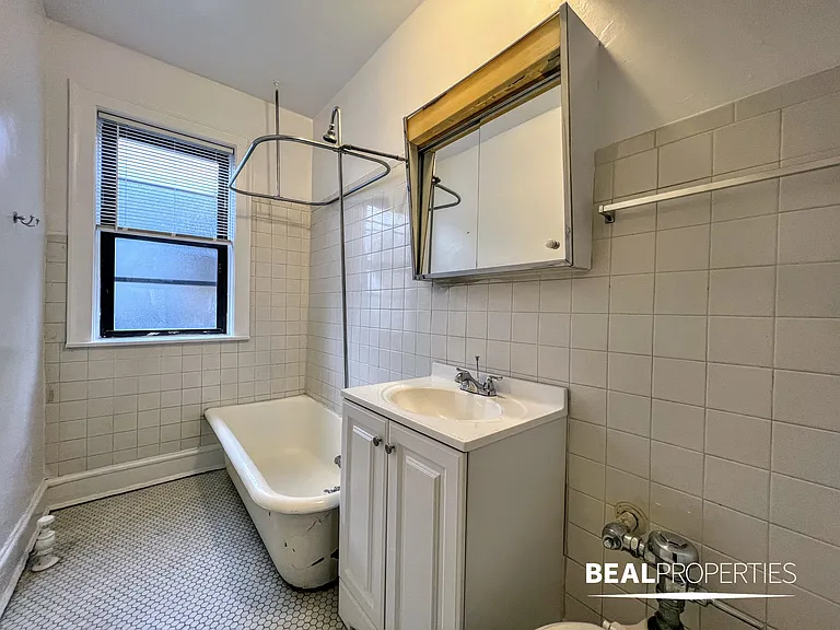1444-50 W Byron St — Photo 16