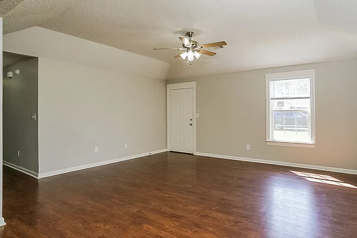 3 bed, 2.0 bath, 1396 sqft, $1,475 — Photo 2