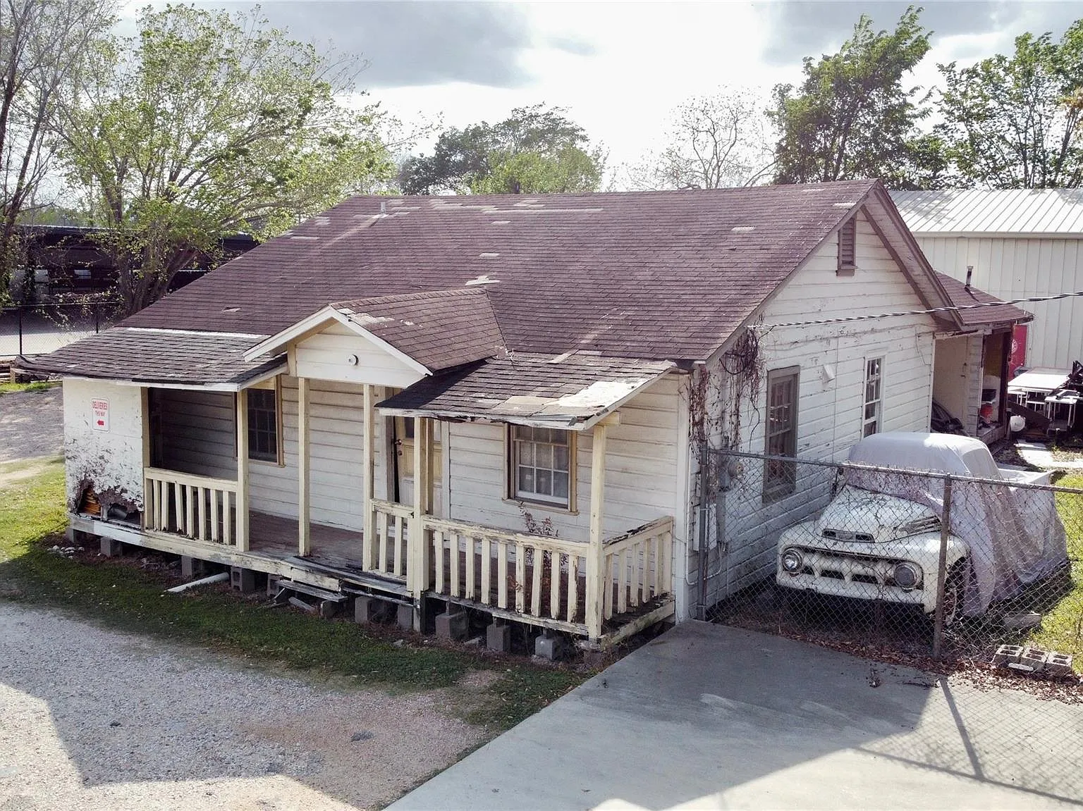3 bed, 1.0 bath, 1536 sqft, $5,000 — Photo 1