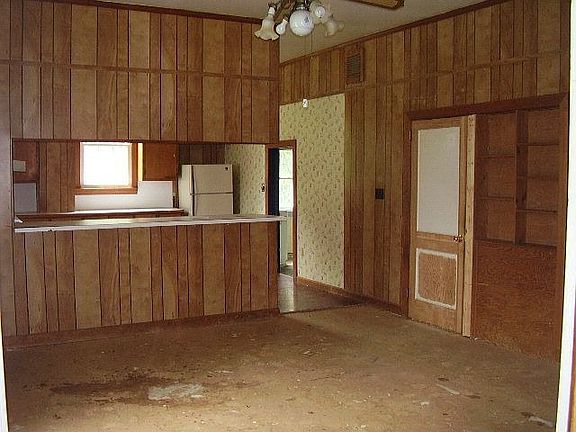 5th image of 213 Stanford St