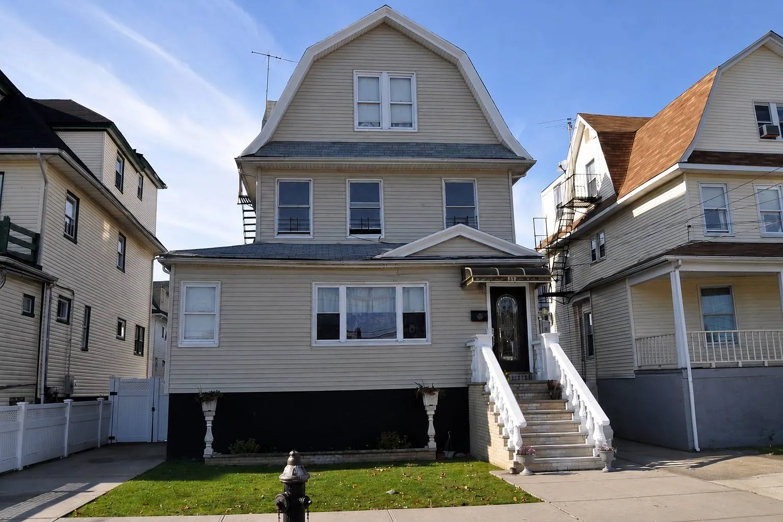 3 bed, 1.0 bath, 840 sqft, $3,500 — Photo 1
