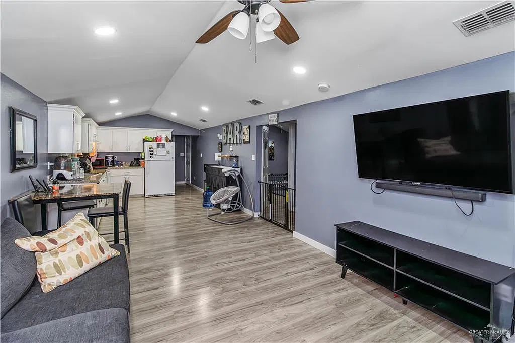 3 bed, 2.0 bath, 1005 sqft, $1,700 — Photo 2