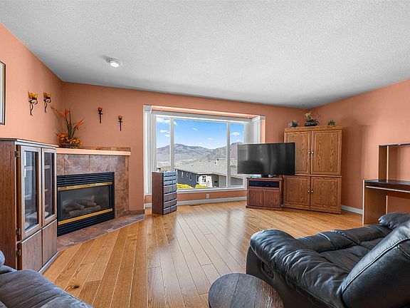 4th image of 255 Pemberton Ter #27