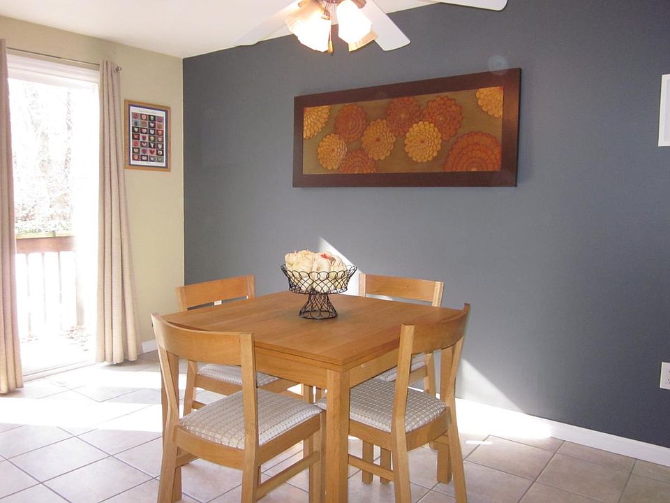 eat-in dining area