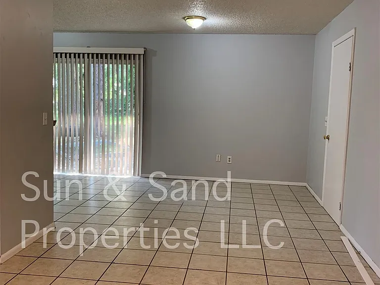 1044 Springbank Ave — Photo 2