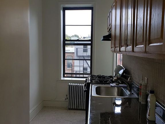 5th image of 353 Marion St APT 3L
