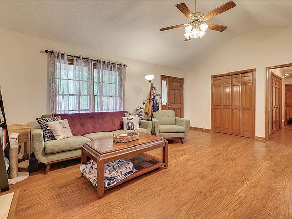 4th image of 1075 Northbrook Dr