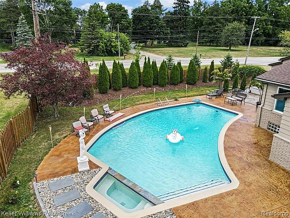 4th image of 13443 Danbury Ct