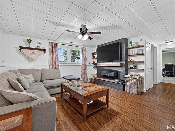 5th image of 10904 Lake Rd