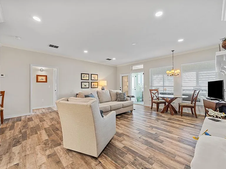1008 Edinburgh Dr — Photo 11