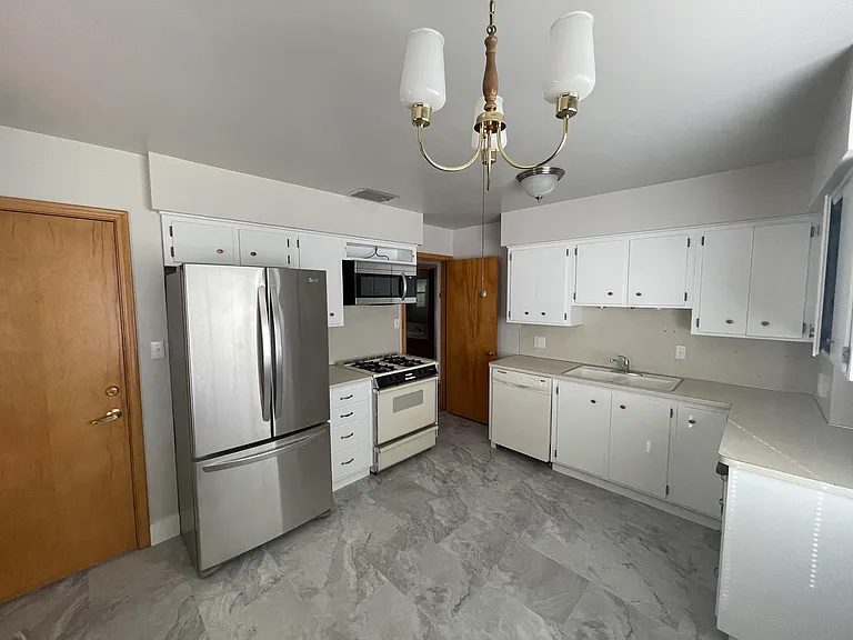 3645 Gramercy Ave — Photo 8