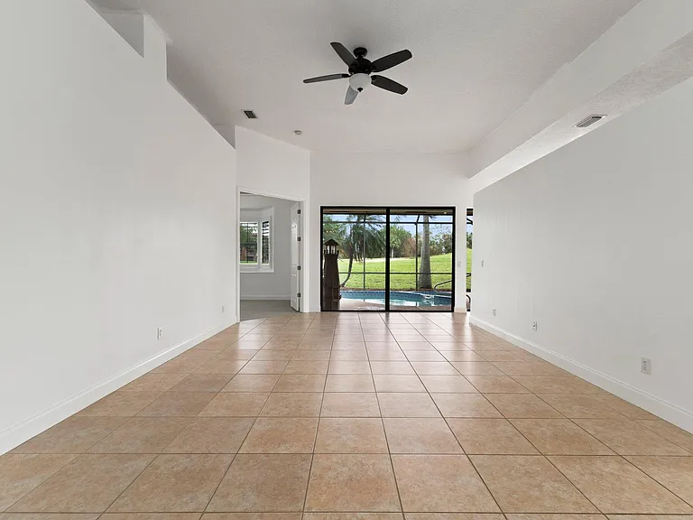 435 SW Jefferson Cir — Photo 5