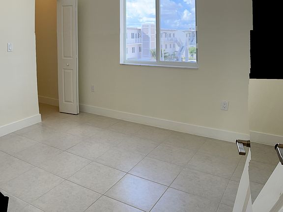 4th image of 10270 NW 66th St #301