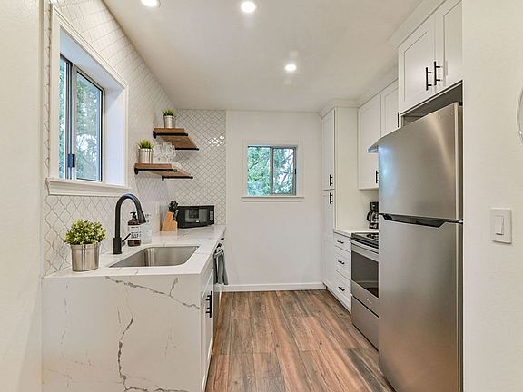 4th image of 823 Nob Hill Ave N #4