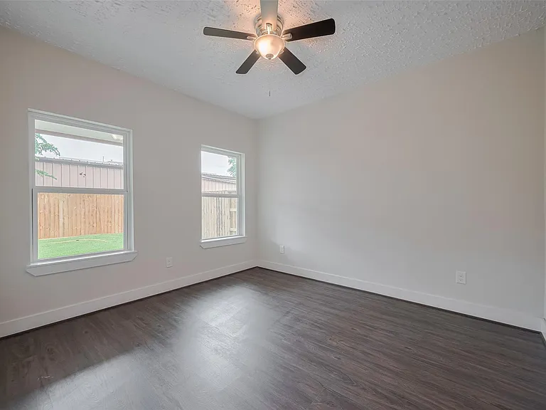 2206 Hoskins Dr — Photo 30