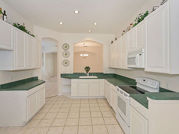 4th image of 736 Bonaire Cir